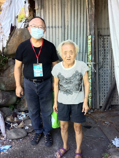 藥師山社福慈善事業基金會志工長期關懷三芝偏區住在大樹下鐵皮屋的獨居阿嬤