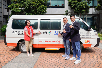 新北市準提佛母慈善會17日在議員李余典(右2)媒合下,由理事長蕭英修(左)代表捐贈一輛復康巴士予新北市政府,由副秘書長張其強(右1)代表受贈