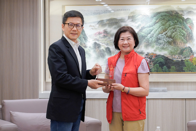 新北市準提佛母慈善會成立不到一年時間,集眾人之力捐贈復康巴士,17日由新北市副秘書長張其強(左)代表受贈,並向理事長蕭英修(右)表達感謝