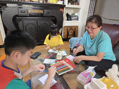 蔡碧桃陪伴寄養童彩繪