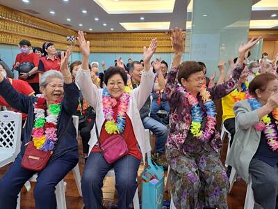 長輩跟著老師一起動健康 非常開心