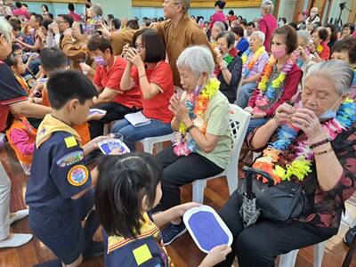 佛光幼童軍為長輩跪膝奉茶