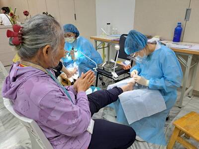 長輩接受腳趾灰指甲修剪治療 不住的感恩 她說平日彎不下腰無法剪