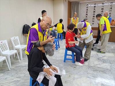 中華安親手護健康公益會有多位傳統整復師傅為長輩整療肩頸