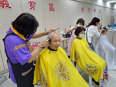 活動現場也為長輩修剪頭髮