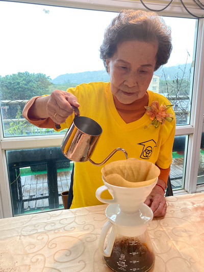 90歲的吳蕊阿嬤學習手沖咖啡 重拾對生活的熱愛