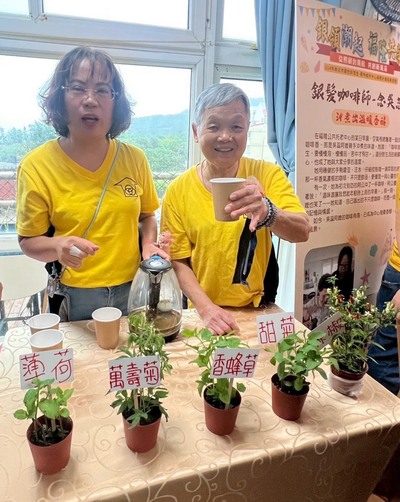 蔡陳玉桃阿嬤(右)將自己栽培的花草化為花草茶,請據點長輩飲用