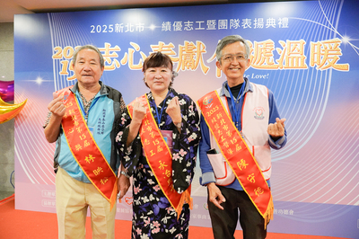 三位分享的績優志工 右起陳守德、永冶典子、林映松