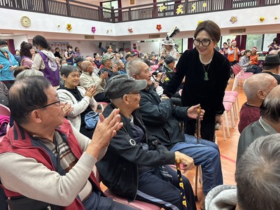 上官明莉與仁家長者溫馨互動