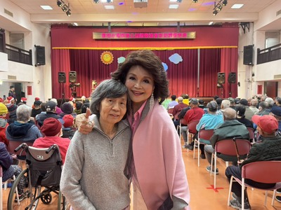 吳麗寶(左)遇到偶像侯麗芳還合影 非常的開心