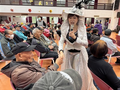 劉明珠(中)演唱鳳飛飛組曲並於台下互動