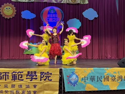 劉晏潔(中)演唱掌聲響起