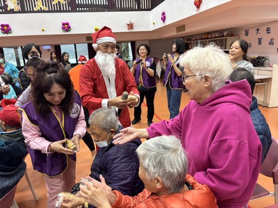 紫微公益協會的志工化身聖誕老公公,逐一送長輩聖誕禮物