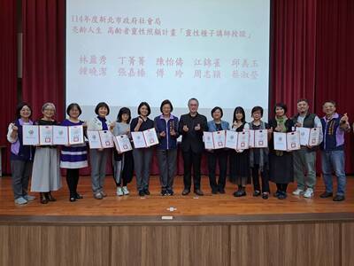 社會局長李美珍(中左)和瑞智社會福利基金會董事長徐文俊(中右)頒發種子老師證書