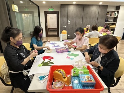 長輩練習製作自己的手掌人生 所有的掌紋都是自己的閱歷