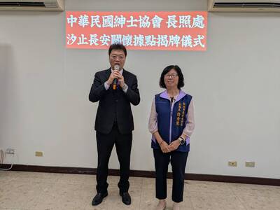 中華民國紳士協會總會理事長馬幼禎(左)表示 協會持續結合公部門承辦據點