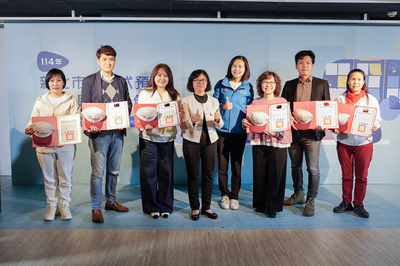 新北社會局副局長許秀能(左4),為今年通過培訓的6位「新北審議員」授證