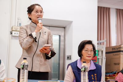 天慈功德會83年起致力服務弱勢家庭,理事長鄭呂碧雪(左)感謝在地多位善心人士共同響應。