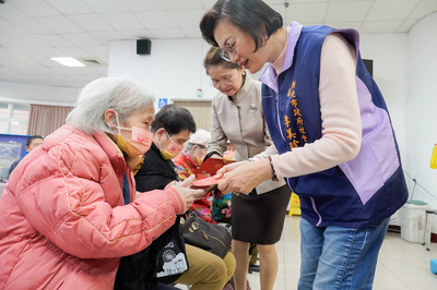 李美珍局長(右)與鄭呂碧雪理事長(中)發放關懷金給弱勢民眾