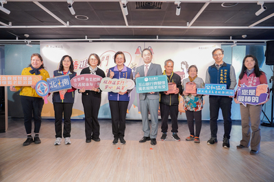 新北市社會局推出「關懷獨居長者營養安心包」 新莊區長朱思戎(右2)也特地到場參加