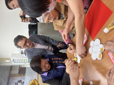 李美珍局長和長輩一起製作春聯 中為廣恩老人養護中心董事長林偉峰