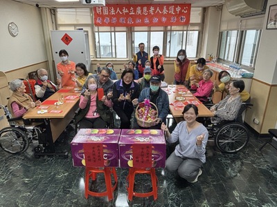 李美珍局長慰訪廣恩老人養護中心 並代表侯友宜市長致贈春節加菜金及蘋果禮盒