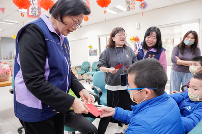李美珍局長各致贈約納家園兒少一個小紅包,並祝學業進步