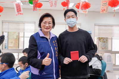 李美珍監護兒少小傑,利用寒暑假在火鍋店打工,他說要請「局長媽媽」嗑火鍋