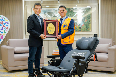 新北市府副秘書長張其強代表侯友宜市長回贈感謝牌給第35屆永福獅子會會長楊豐連