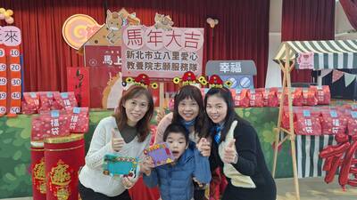 八里愛心教養院院長劉文湘(左1)與志工惠真(右2)、秋香(右1)及院生阿忠(中)合影