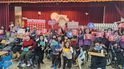 八里愛心教養院舉辦「幸福加馬」抽福袋活動,愛心志工隊與院生們一同合影