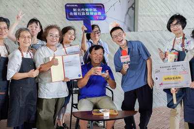 鶯歌區公所課長楊祚榮(右2)與協會等基層打成一片 榮獲績優社政人員.