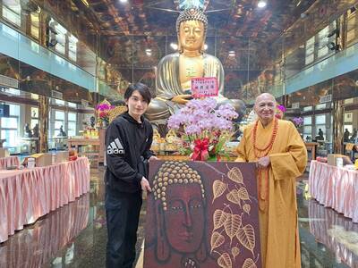 自閉症畫家魏廷亘專程到三峽普賢寺贈送宗道法師「佛陀與菩提」畫作,以感謝師父的栽培。