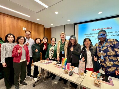新北社會局副局長許秀能(左2)及社工督導錢淑真(右3),與論壇與談者於會前合影,右1為英國女性恩典基金會執行長Valerie,右2為台灣防暴聯盟秘書長廖書雯,右4為國際蘭馨交流協會全球倡議總監Berthe,右5為印度馬哈特瑪教育協會主席Daphne Pillai,左5為臺中市社會局副局長林資芮。
