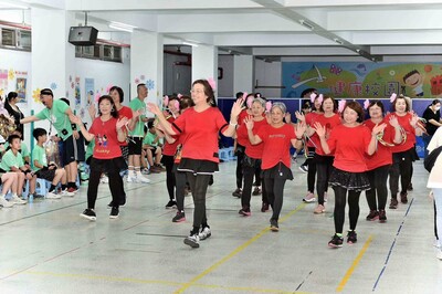 淡水區興仁里社區照顧關懷據點長輩進到興仁國小校園,攜手學童實踐互助共好的「共生社區」。