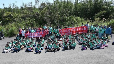 淡水興仁里關懷據點長輩和興仁國小學生老幼同行一起淨灘護海洋。