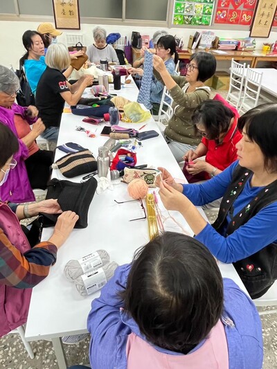 據點長輩「勾勾樂」,編織水壺提袋與包包等,做為興仁國小學童的獎勵禮物。