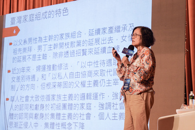 台大社工系名譽教授鄭麗珍以以「一主責多協力、全齡服務」為題闡述分工合作模式