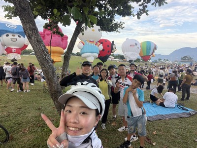 蘆少陪9名少年「花東大種走」,順道參訪台東熱氣球,社工小鹿自拍團隊。