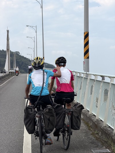 阿德(左)陪伴夥伴,一起加油騎上橋。