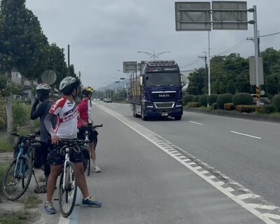 蘆少陪9名少年「花東大種走」,團隊等候落後的少年。