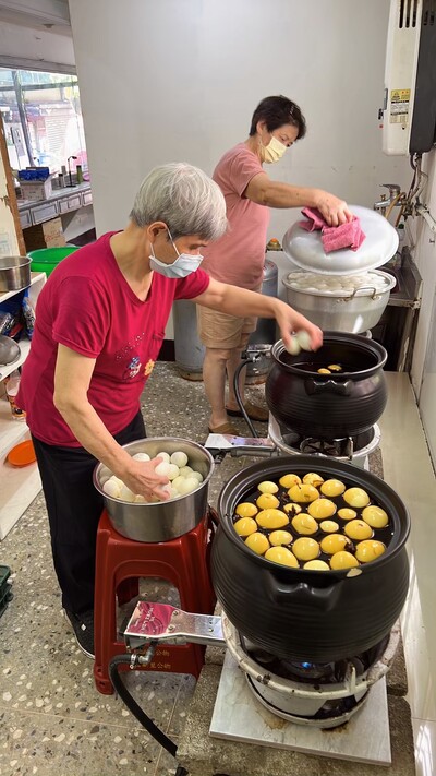 新北市樂新關懷協會提案「長者元氣滷蛋」,要將長者轉型為生產者。