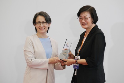 副總統蕭美琴親頒「城市照顧典範獎」宜樂活類首獎給社會局長李美珍,肯定新北市的創新作為。