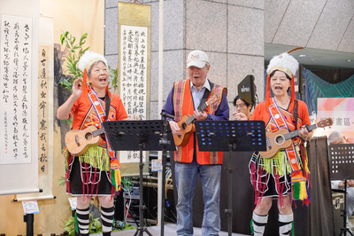 新住民輔導協會大安歌唱班學員穿上原住民服裝表演那魯7-11,為松大成果展揭開序幕。
