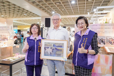 三峽農會塗塗抹抹畫粉彩班的謝國仁分享雖僅學3年,但老師鼓勵他參展,讓他更有信心。