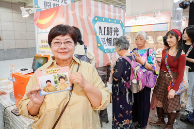 松年大學靜態展現場有「AI時光照相館」,吸引民眾排隊嘗試。