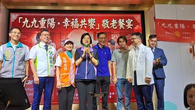 社會局長李美珍感謝在台上所有協辦的單位