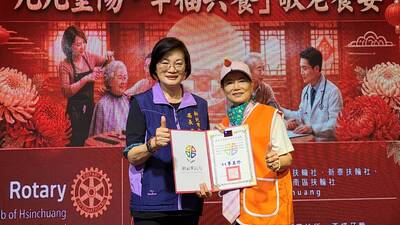 社會局長李美珍特別代表侯友宜市長頒贈感謝狀給黃寶鳳,感謝她長年來對新莊獨居長輩的照顧。
