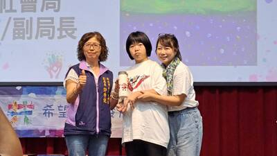 希望共好協會理事長呂蓮華(右)將學員LuLu(中)的畫作做成文創商品保溫瓷瓶