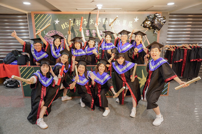 「我們畢業啦!」松大學員開心的合拍畢業照
